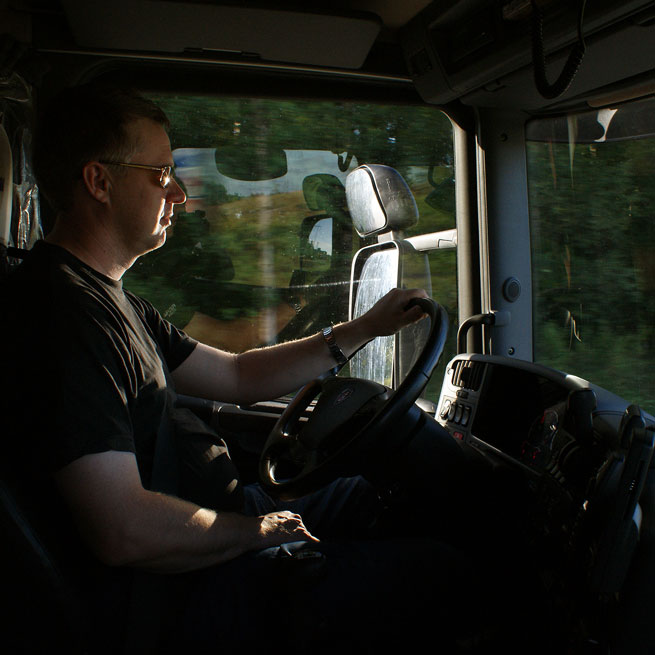 Kuljetus J&T Laikko Oy on sastamalalainen perheyritys, joka pitää sisällään pitkänlinjan ammattitaitoa jo -90 luvulta lähtien sekä halua auttaa ihmisiä. Kukapa meistä haluaisi viettää koko viikonlopun tukossa olevan viemärin tai liian täyden kaivon kanssa? Näitä hetkiä varten olemme me. Oli kellonaika, päivä tai keli mikä hyvänsä, saavumme paikalle. Tästä olemme pyrkineet ja pyrimme jatkossakin pitämään kiinni.